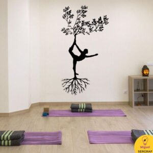 El arbol postura de yoga hecha en vinilo decorativo