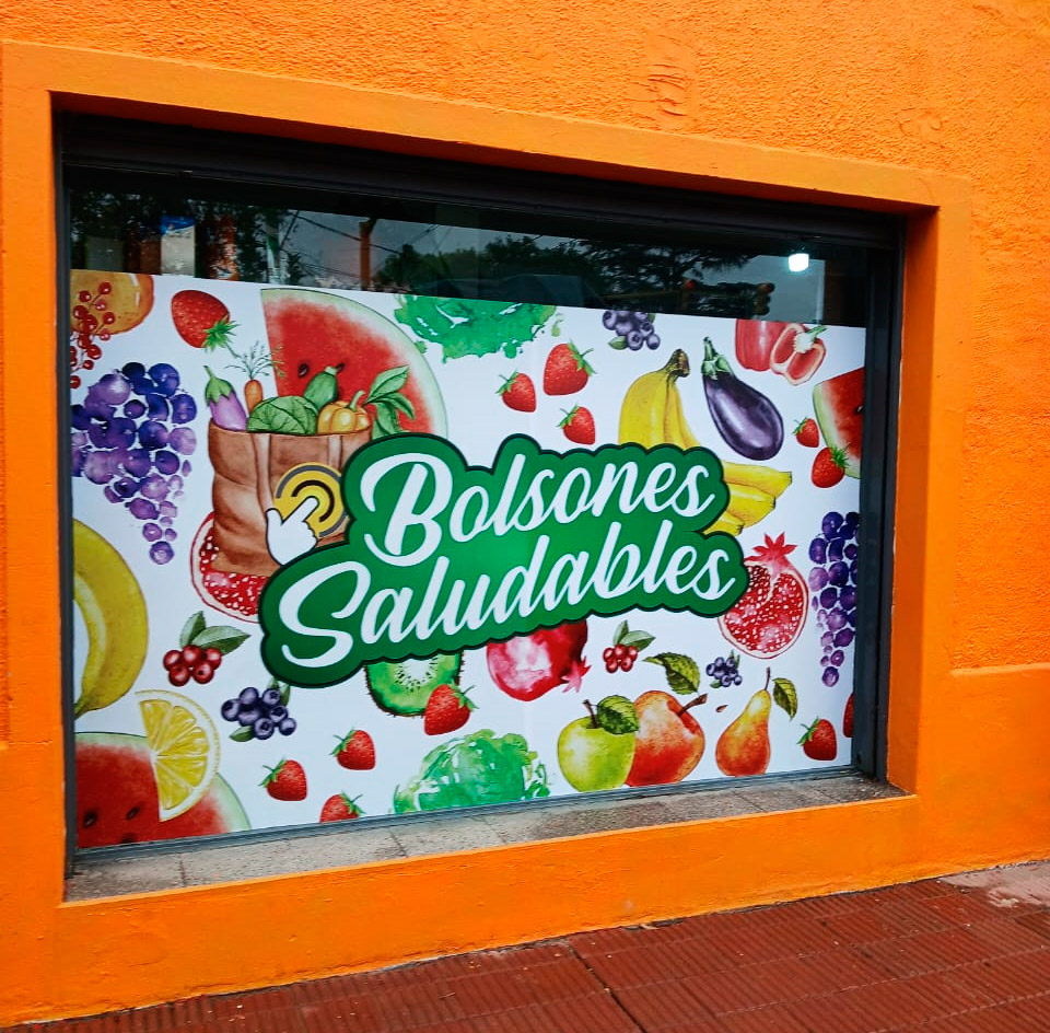 Ploteo de vidriera con vinilo impreso realizado en Córdoba Capital