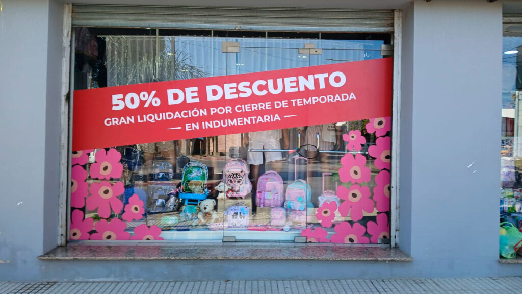 Vidrriera ploteada con vinilo de corte e impreso