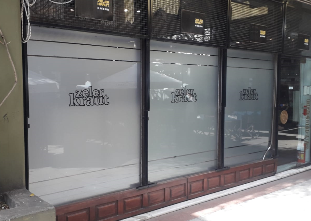 Ploteo sobre vidriera con vinilo esmerilado en Córdoba Capital