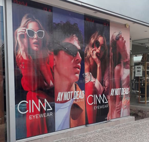 Ploteo de vidriera realizado con vinilo microperforado en la ciudad de Córdoba Capital